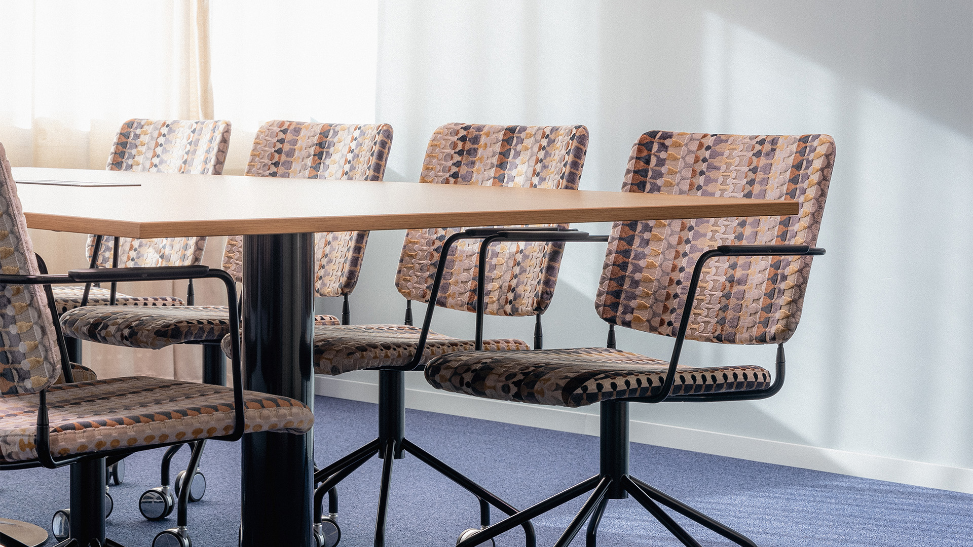 Konferensrum med återbrukade möbler inrett av Yllw Factory