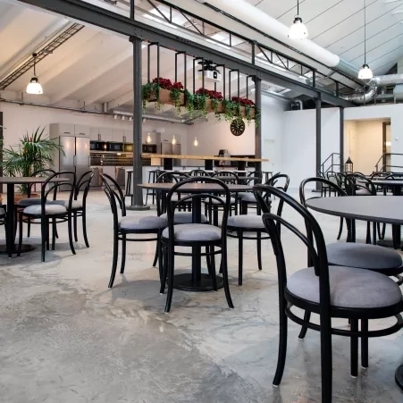 Thonet-stolar omklädda av Soeco by Yllw