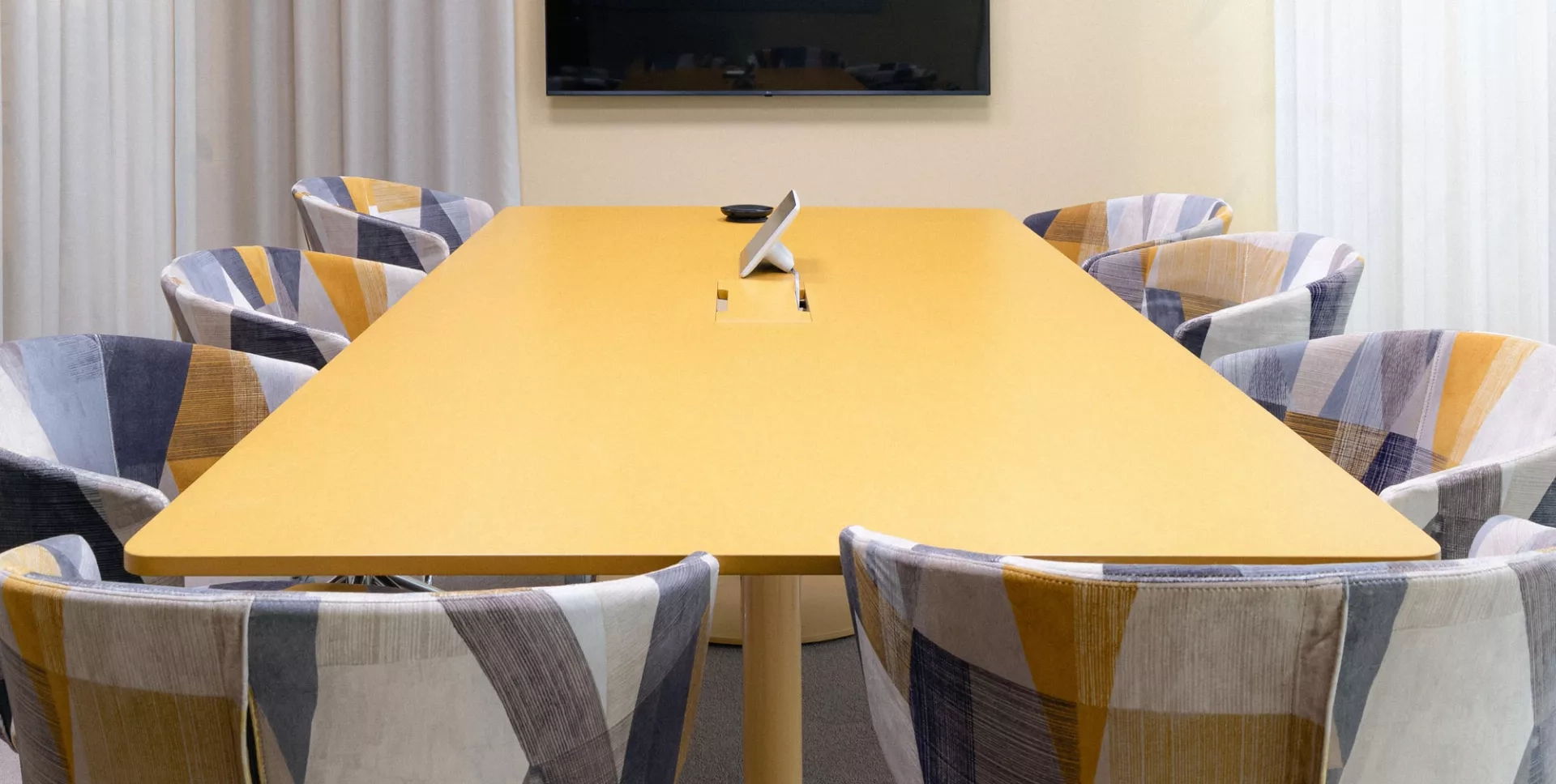 Specialbyggda konferensbord i valchromat av Soeco by Yllw