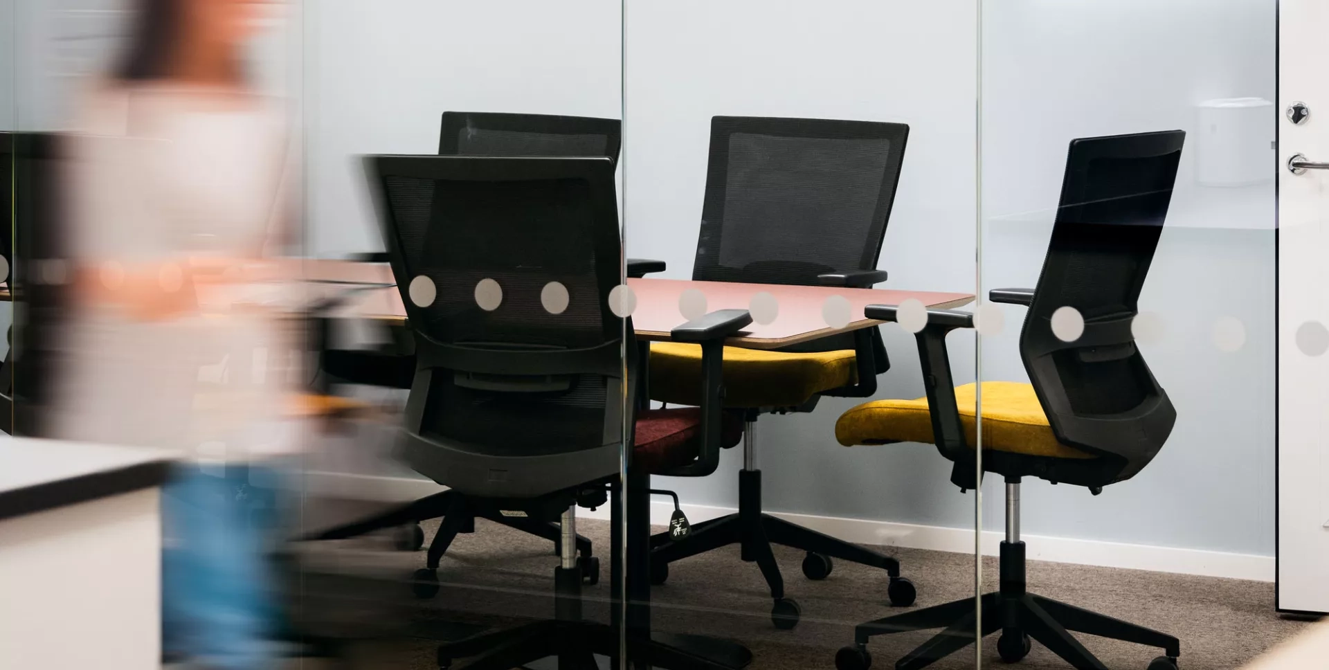Konferensrum med glasväggar hos Hitachi i Landskrona
