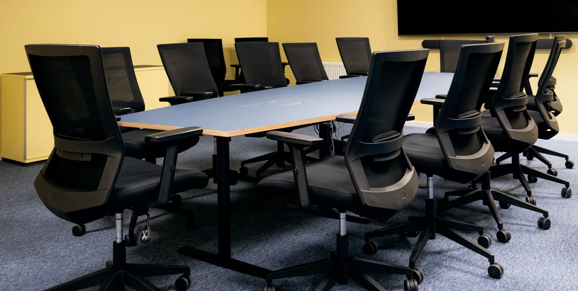 Konferensrum i gult och blått hos Hitachi i Landskrona