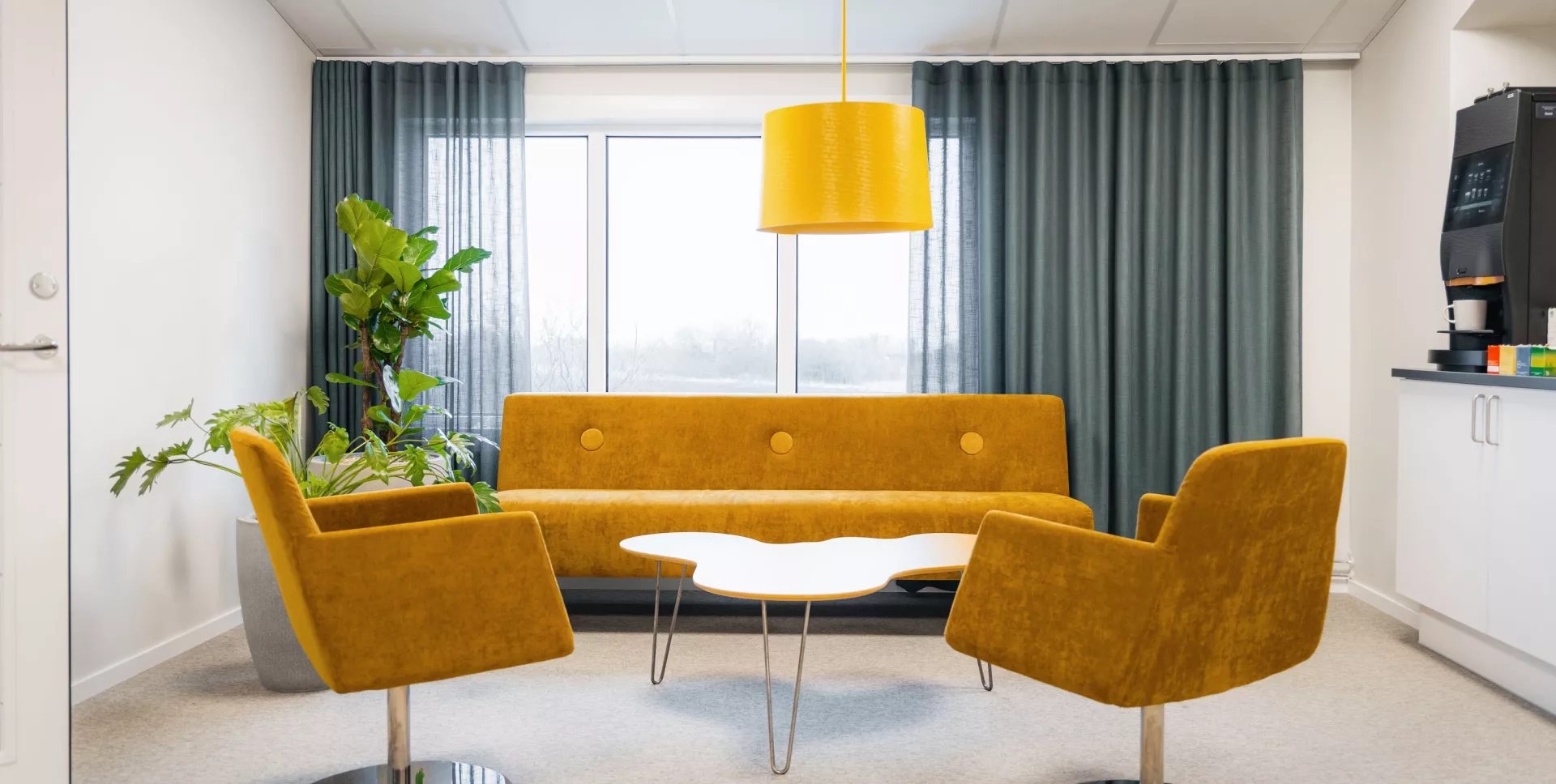 Gul loungeyta hos Hitachi i Landskrona
