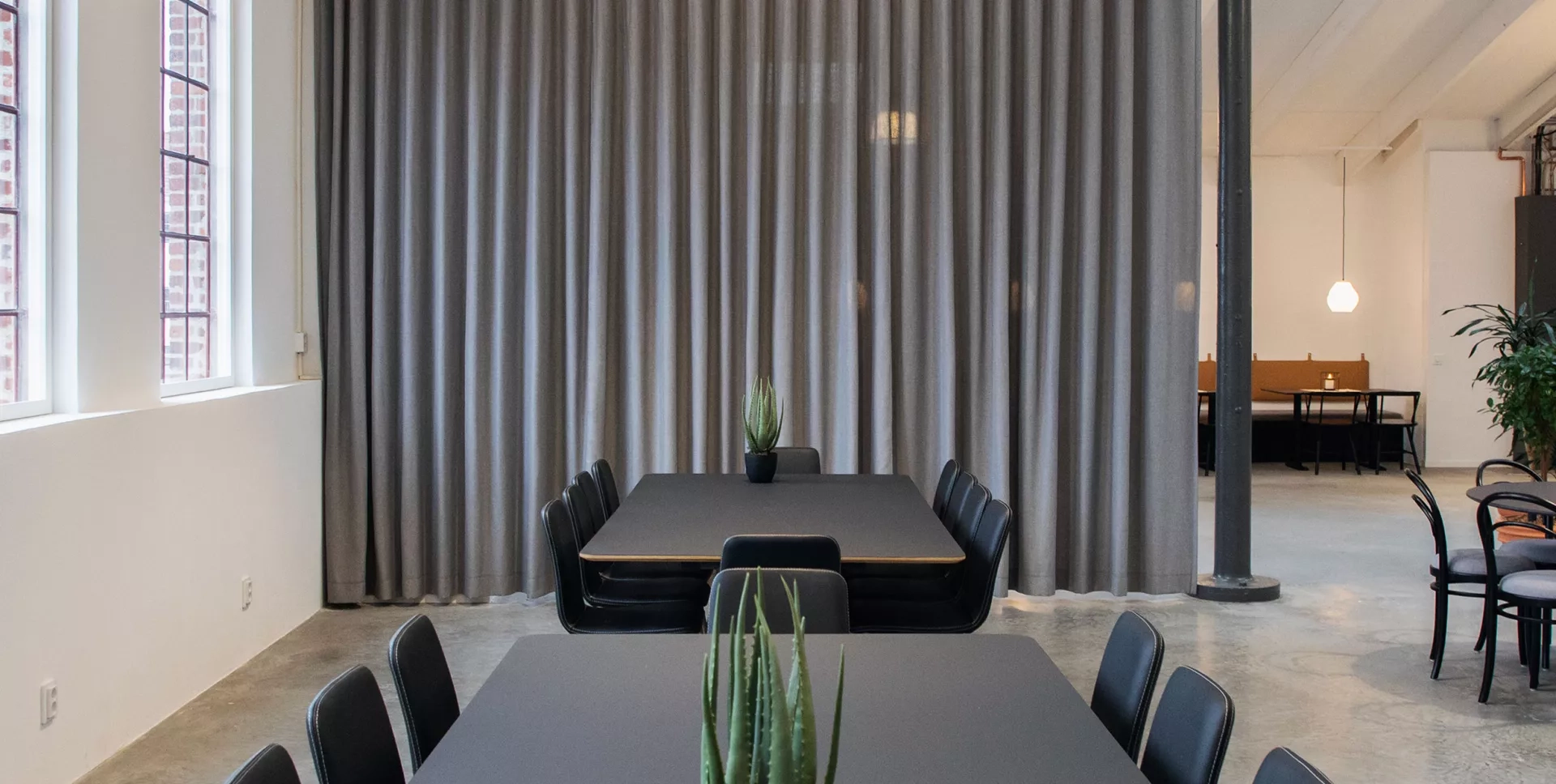 Specialbyggda konferensbord hos Sandvik av Soeco by Yllw