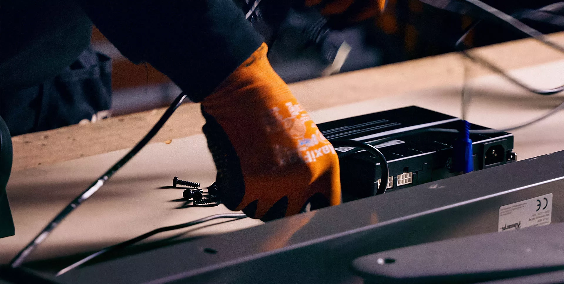 Yllw Factory Bordsverkstaden installerar elkomponenter